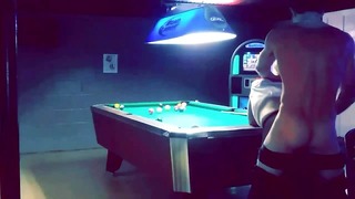 Sexet bartender kneppet ved poolbordet efter lukketid Halloween Night