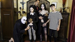 Familystrokes - Halloween Cosplay La festa termina con una famiglia terrificante di sesso di gruppo