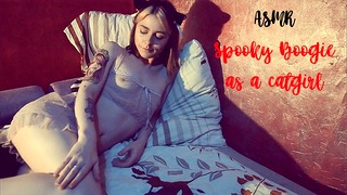 Asmr Cosplay: Очаровательная коротенькая кошечка мастурбирует на кровати