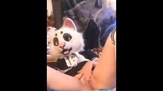 Sexy služebná s chlupatou maskou hraje Bad Dragon Dildo
