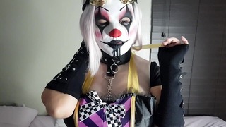 Babe, která nosí masku klauna, vám dává pokyny k vytržení Pov: Maska Kink