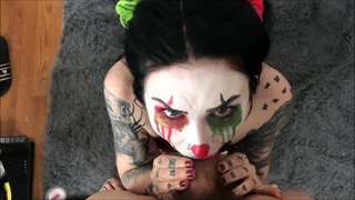 Sexig tatuerad tonåring med clownsmink suger kuk och knullar hårt