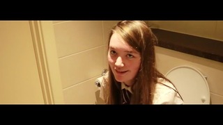 Menina da escola britânica mijando no banheiro