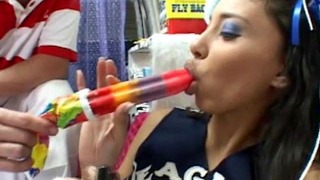 Cheeleader Alexis Sucer Popsicle et Cock