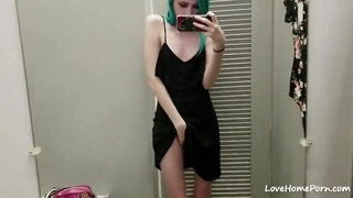 Prostituta de camarim experimentando roupas