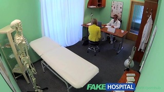 Fakehospital Claustrofobische hete Russische blondine lijkt gek te zijn op lieve verpleegster
