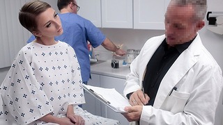 Pervdoctor – Sexy junge Patientin braucht die Spezialbehandlung von Doktor Oliver für ihre rosa Muschi