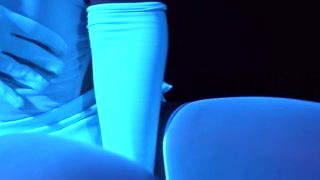 Secretcrush4k – Glowing Neon Babe driller din pik med sin perfekte krop Pmv