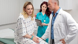 Szczupła blond pacjentka pozwala zboczonemu lekarzowi i jego seksownej dupie pielęgniarce rozciągnąć jej ciasną nastoletnią cipkę