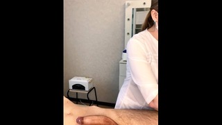 Patienten cum kraftigt under undersökningsproceduren i läkarens händer