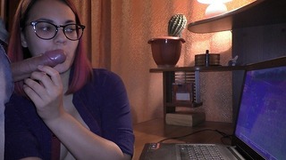 Gamer Girl dělá oral, aniž by byla vyrušována ze hry