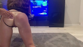 Моята 18-годишна сестра се наслаждава на игри и кученце.