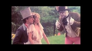 En trevlig brud njuter av dig utomhus Sjung Populära kostymer Alice In Wonderland Interracial