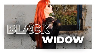Black Widow Hete rode kop met anale plug - Mel Fire