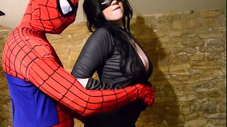 vollbusig Cosplay Catwoman nimmt Spiderman Web