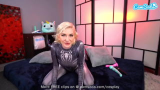 Camsoda – Blonder Teenager Cosplay Spielt als Spider Babe vor der Kamera masturbiert