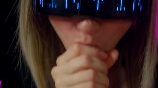 Das Cyberpunk-Babe saugt gierig das ganze Sperma aus ihrem Fan