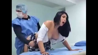Lääkäri seksiä sairaanhoitajan kanssa Täysin seksikäs