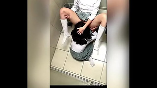 Dos Alumnas Lesbianas Mexicanas Tocándose En El Baño De La Escuela Y Haciendo Sexo Oral! 도스 에스투디아