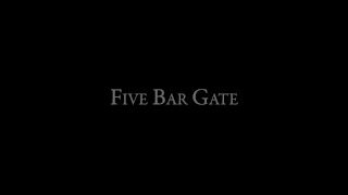 Five-Bar Gate - Schoolmeisje Faerie Willow krijgt een no-nonsense stokslagen van Pandora Blake