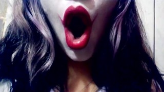 Harley Quinn Mit ihrem Mund spielen