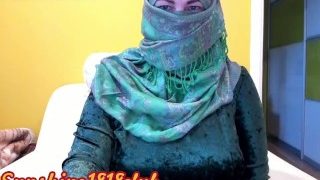 Wekte enorme borsten Arabisch islamitisch in hijab op camera op 24 oktober