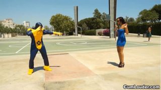 Latina Sasha Jones rijdt in een Cyclops XXX-parodie