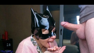 Milf Catwoman giver nærbillede oralsex og sluger sperm dunkende at lege med næste gang
