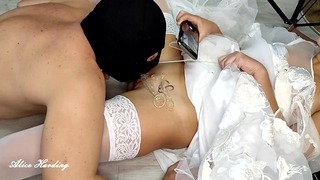 Novia cachonda consigue que su marido cornudo lama el esperma de su coño después de cinco hijos de puta