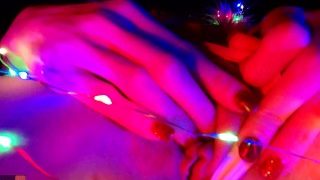 Havas házilány karácsonyi fényekben hozza el magát az orgazmushoz