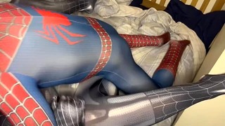 Spider-Man baise Spider Babe - de Handcuffdaddy