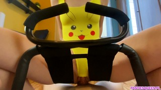 Hermanastra me monta en la silla de sexo disfrazada de Pikachu y recibe una carga de semen en su coño carnoso
