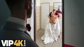 Bride4K. Låst wc-äventyr