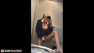 Campeaches - *Must See* Hete Stewardess live op openbare vliegtuigvlucht masturberend naakt