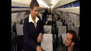 Okouzlující brunetka letuška Alyson Ray navrhla spolujezdkyni, aby si po plánovaném letu nastrčila šťavnatý zadek