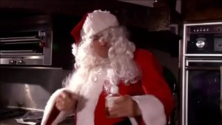 巧克力性爱女神亚历克西斯·西尔弗 (Alexis Silver) 穿着圣诞老人的衣服，帮助幸运的朋友度过圣诞之夜