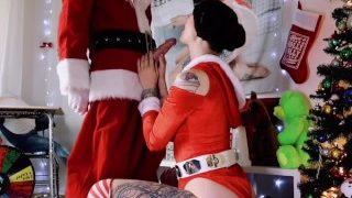 Julen Leia får en overraskelse fra julemanden