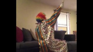 Clown neukt vrouw als man het huis verlaat