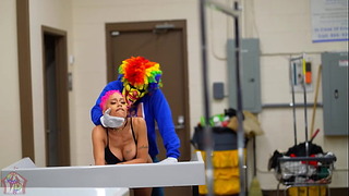 La estrella porno de ébano Jasmine Banks es follada en una lavandería ocupada por Gibby el payaso