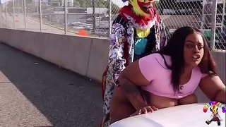 Gibby de clown neukt sappig T-shirt op de populairste snelweg van Atlanta
