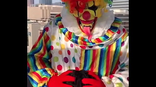Gibby klaun dostane ptáka cucal na ruské kolo