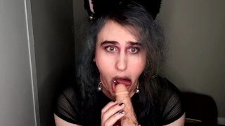 Goth transkattenmeisje krijgt haar lippenstift over de lul van de meester