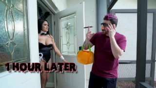 - Halloween Króliczek Serena Santos daje napalonemu sąsiadowi Loganowi Xanderowi smakołyk jego życia