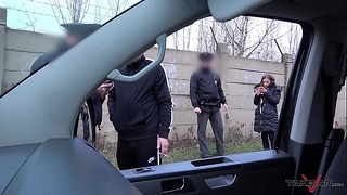 Hardcore action i att köra skåpbil avbruten av riktiga poliser
