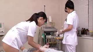 日本の看護師が患者の世話をします