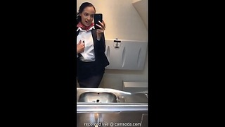 Latina stewardess sluit zich aan bij de masturbatie mijl high club in het toilet en komt klaar