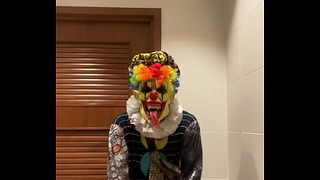 Lila Lovely tar en paus i badrummet med Gibby The Clown