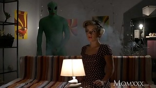 mamá solitaria ama de casa obtiene una sonda profunda de alien on Halloween