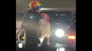 Puta de pelo rosado es golpeada en jeep