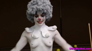 Sexy Babe trägt Clown-Make-up und neckt